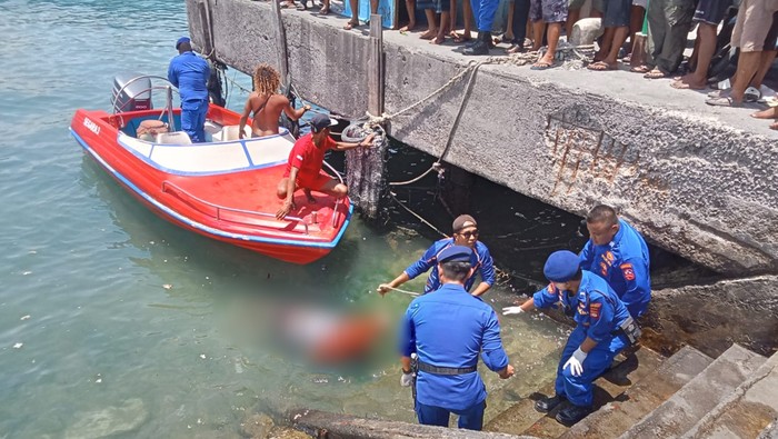 Turis India, Nilesh Mukhi (59) yang terjatuh ke laut dan hilang diseret ombak saat berwisata di Pantai Angels Billabong ditemukan di perairan Nusa Dua, Kamis (17/10/2024). (Dok Polres Klungkung)