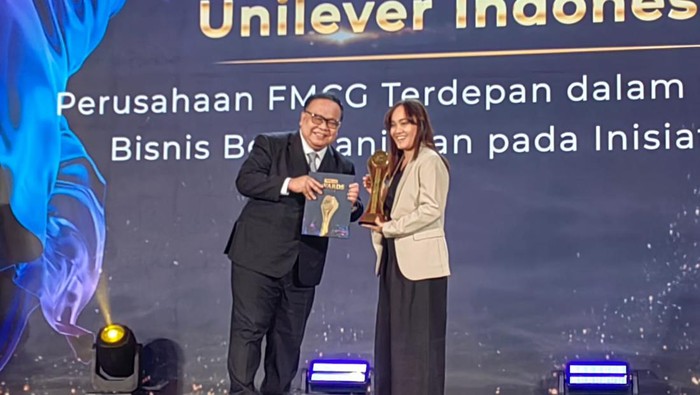 Unilever Indonesia menerima penghargaan di detikcom Awards 2024