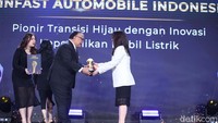 Model langganan baterai inovatif dari VinFast menghilangkan kebutuhan akan biaya baterai di muka dan perawatan berkelanjutan. Strategi ini telah menurunkan total biaya kepemilikan kendaraan listrik. Pendekatan ini telah membuat EV lebih mudah diakses. Strategi langganan baterai ini mengatasi kekhawatiran utama calon pembeli mobil listrik, yaitu degradasi baterai. Konsumen tidak lagi cemas dengan kesehatan dan daya tahan baterai mobil listriknya.  