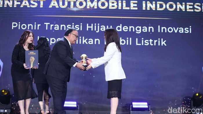 VinFast Automobile Indonesia meraih penghargaan di ajang detikcom Awards 2024. Mereka diganjar kategori Pionir Transisi Hijau dengan Inovasi Kepemilikan Mobil Listrik.