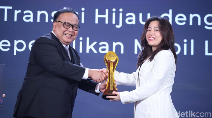 VinFast Automobile Indonesia meraih penghargaan di ajang detikcom Awards 2024. Mereka diganjar kategori Pionir Transisi Hijau dengan Inovasi Kepemilikan Mobil Listrik.