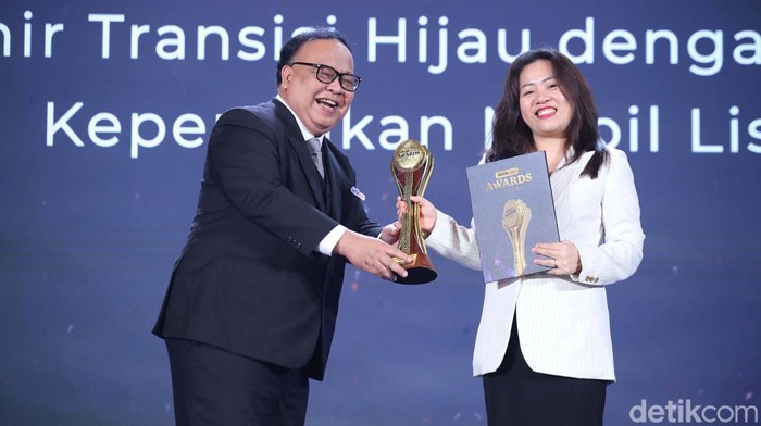 VinFast Raih Penghargaan Pionir Transisi Hijau dengan Inovasi Kepemilikan Mobil Listrik VinFast Automobile Indonesia meraih penghargaan di ajang detikcom Awards 2024. Mereka diganjar kategori Pionir Transisi Hijau dengan Inovasi Kepemilikan Mobil Listrik.