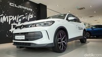 Terakhir ada Tiguan Life yang tampil dengan warna putih terang. Kendaraan itu terparkir paling belakang di bangunan Volkswagen Center Singapore. Foto: Septian Farhan Nurhuda / detikOto