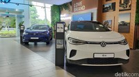 Kemudian ada Volkswagen ID.4 yang juga tak dijual di Indonesia. Mobil itu juga ada dalam varian standard dan GTX. Foto: Septian Farhan Nurhuda / detikOto