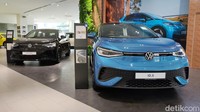 Kemudian ada Volkswagen ID.5 yang tak dijual di Indonesia. Kendaraan tersebut hadir dalam varian standard seharga Rp 4,05 miliar dan GTX yang Rp 250 juta lebih mahal. Foto: Septian Farhan Nurhuda / detikOto