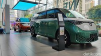 Ketika baru masuk pintu utama, kami langsung disambut kendaraan listrik terbaru mereka, yakni Volkswagen ID. Buzz atau combi elektrik. Mobil tersebut menjadi ‘pemeran utama’ di markas VW dengan pilihan dua warna, yakni jingga dan kuning. Foto: Septian Farhan Nurhuda / detikOto