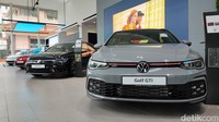 Tak jauh dari ID. Buzz, terdapat sederet VW Golf-series yang terdiri dari Golf GTI, Golf R, Golf Lite Plus dan Golf R-Line. Kendaraan tersebut menjadi produk terlengkap yang unitnya terpajang di Volkswagen Center Singapore. Foto: Septian Farhan Nurhuda / detikOto