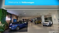 Volkswagen Center Singapore punya bangunan yang tergolong luas. Bahkan, semua model yang dijual di Negeri Singa terpajang di fasilitas tersebut. Mulai dari produk baru, hingga produk lama yang juga dipasarkan di Indonesia. Foto: Septian Farhan Nurhuda / detikOto