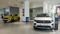 Agak ke belakang, ada Volkswagen T-Cross Standard dan R-Line yang mencuri perhatian. Kendaraan tersebut dibanderol mulai dari 246.400 atau Rp 2,9 miliaran. Foto: Septian Farhan Nurhuda / detikOto