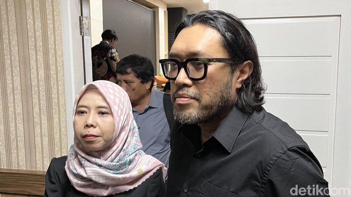Wakil Ketua DPRD Jabar, Ono Surono (kanan) didampingi Anggota Komisi 3 DPRD Jabar, Ineu Sundari.