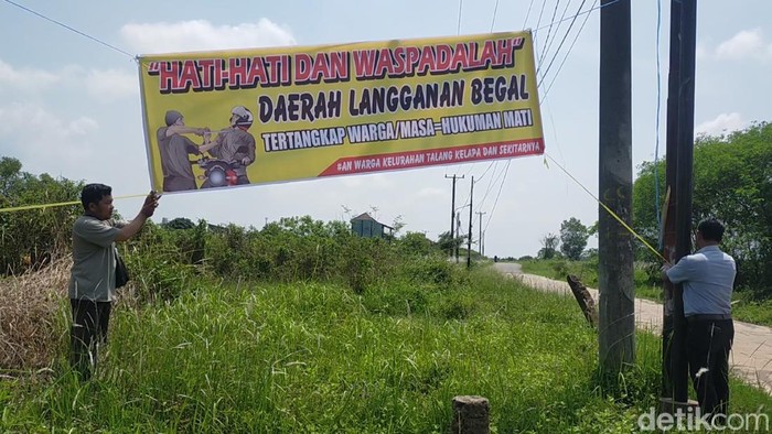 Warga memasang spanduk karena resah akibat begal di wilayahnya.