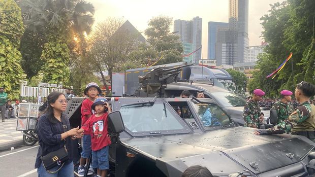 Warga Surabaya Antusias Lihat Parade Surya Senja di Gedung Negara Grahadi