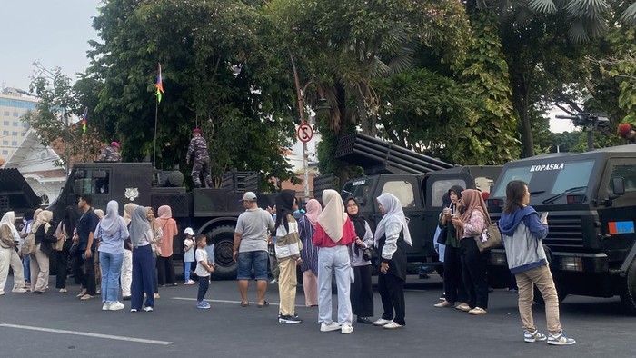 Warga Surabaya Antusias Lihat Parade Surya Senja di Gedung Negara Grahadi