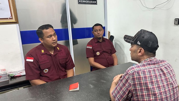 WNA asal Singapura yang dideportasi oleh Imigrasi Batam, Kepri. (dok imigrasi)