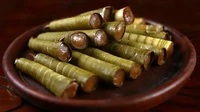 Berasal dari Purworejo, clorot dulunya populer jadi jajanan manis berbahan dasar tepung beras dan gula. Bentuknya juga unik karena dilapisi daun kelapa. Foto: Site Culinary/Visual