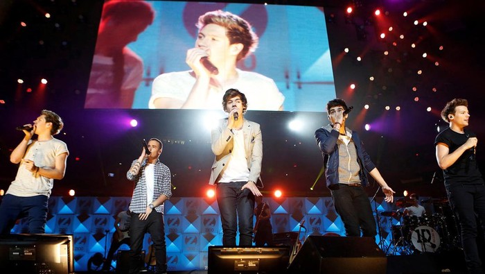 FILE PHOTO: Niall Horan, Liam Payne, Harry Styles, Zayn Malik and Louis Tomlinson of One Direction band perform during the Z100 Jingle Ball at Madison Square Gardens in New York, U.S., December 7, 2012. REUTERS/Carlo Allegri/File Photo