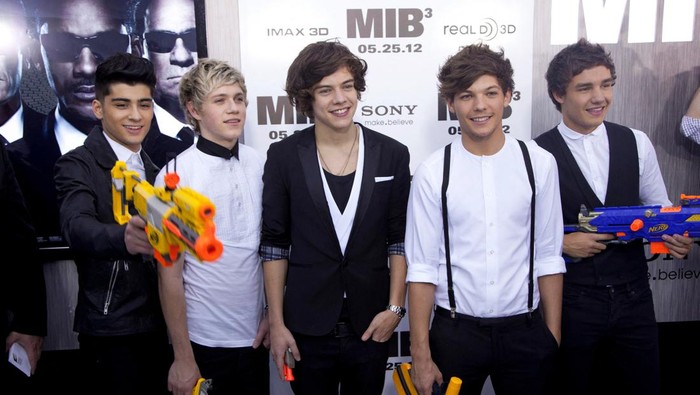 FILE PHOTO: Members of British-Irish boy band One Direction (L-R) Zayn Malik, Niall Horan, Harry Styles, Louis Tomlinson and Liam Payne arrive for the premiere of 