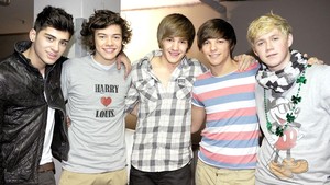 Zayn Malik, Harry Styles, Liam Payne, Louis Tomlinson, dan Niall Horan dari One Direction menandatangani buku baru mereka One Direction: Forever Young: Our Official X-Factor Story di HMV pada 7 Maret 2011 di Manchester, Inggris. (Shirlaine Forrest/WireImage/Getty Images)