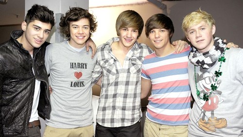 MANCHESTER, ENGLAND - MARCH 07: (EXCLUSIVE COVERAGE) (EXCLUSIVE COVERAGE) (L-R) Zayn Malik, Harry Styles, Liam Payne, Louis Tomlinson and Niall Horan of one Direction sign their new book 'One Direction: Forever Young: Our Official X-Factor Story' at HMV on March 7, 2011 in Manchester, England.  (Photo by Shirlaine Forrest/WireImage)