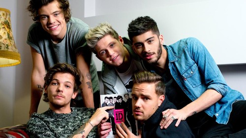 LONDON, ENGLAND - NOVEMBER 18:  (EXCLUSIVE COVERAGE) Zayn Malik, Liam Payne, Louis Tomlinson, Niall Horan and Harry Styles from One Direction pose as they attend the book signing of One Direction's new book 'Where We Are' held at Alexandra Palace on November 18, 2013 in London, England.  (Photo by Karwai Tang/WireImage)