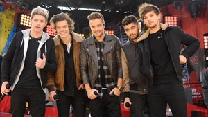 Niall Horan, Harry Styles, Liam Payne, Zayn Malik, dan Louis Tomlinson dari One Direction tampil di acara Good Morning America milik ABC di Rumsey Playfield, Central Park pada tanggal 26 November 2013 di New York City. (Kevin Mazur/WireImage/Getty Images)