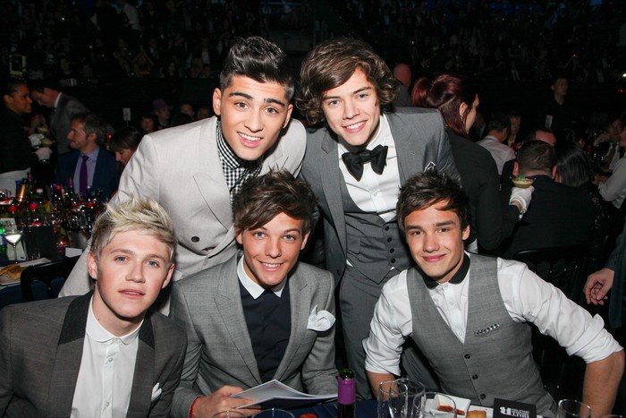 10 Potret Kebersamaan Liam Payne dengan One Direction LONDON, ENGLAND - FEBRUARY 21: One Direction pose at tables during The BRIT Awards 2012 at The O2, on February 21, 2012 in London, England. L-R Niall Horan, Zayn, Louis Tomlinson, Harry Styles, Liam Payne. (Photo by JM Enternational/Redferns)