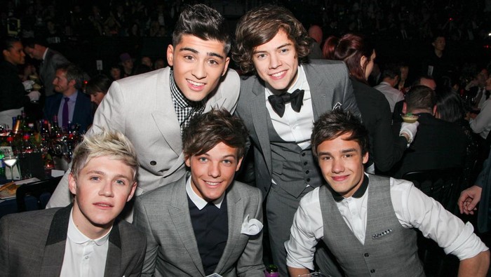 LONDON, ENGLAND - FEBRUARY 21: One Direction pose at tables during The BRIT Awards 2012  at The O2, on February 21, 2012 in London, England. L-R Niall Horan, Zayn, Louis Tomlinson, Harry Styles, Liam Payne. (Photo by JM Enternational/Redferns)
