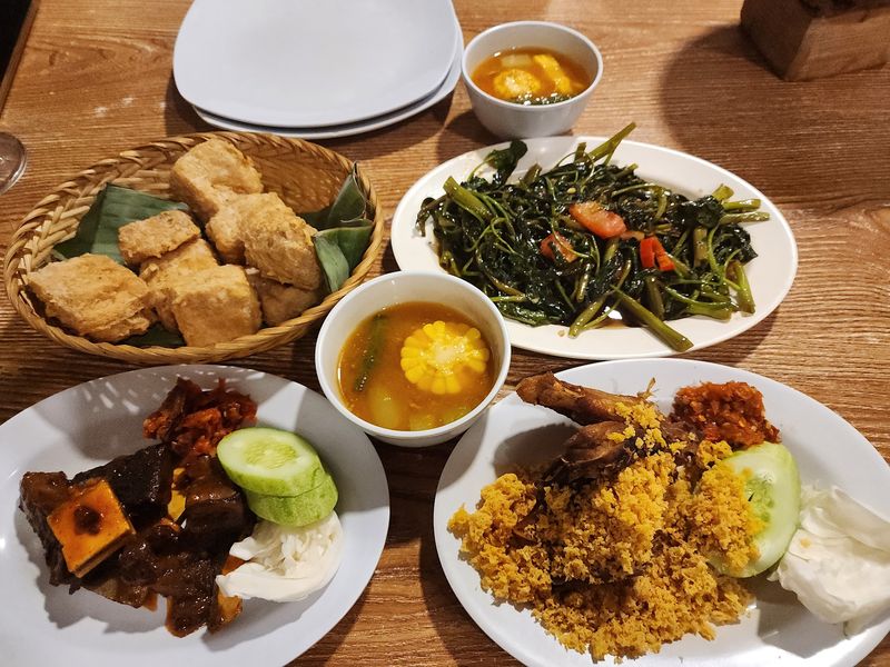 10 Restoran Homey Terkenal dengan Menu Makanan Beragam