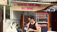 Mengikuti jejak alm sang ayah, Abidzar juga hobi motoran. Usai motoran ini momennya saat mampir ke warung bakso Malang. Foto: Instagram @abidzar73