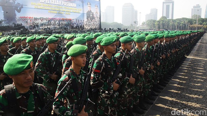 Apel Pasukan Pengamanan Pelantikan Presiden Panglima TNI Jenderal Agus Subiyanto dan Kapolri Jenderal Listyo Sigit Prabowo memimpin Apel Gelar Pasukan Pengamanan Pelantikan Presiden dan Wakil Presiden 2024-2029, di Monas, Jakarta, Jumat (18/10/2024). Pelantikan Presiden Prabowo dan Wakil Presiden Gibran akan dilakukan pada Minggu (20/10/2024).