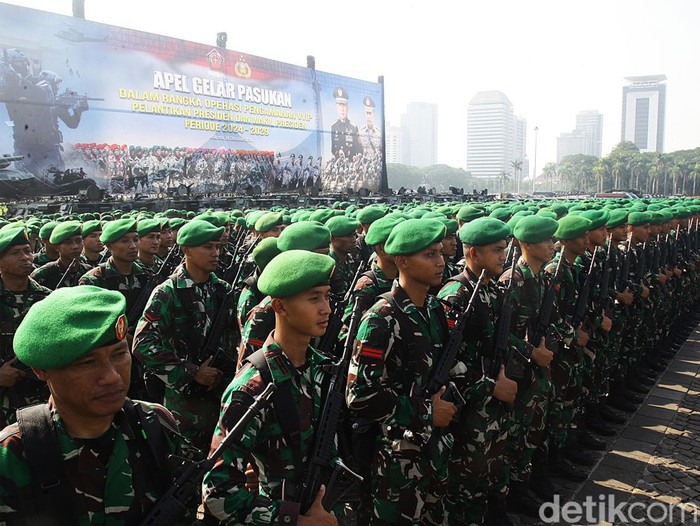 Panglima TNI Jenderal Agus Subiyanto dan Kapolri Jenderal Listyo Sigit Prabowo memimpin Apel Gelar Pasukan Pengamanan Pelantikan Presiden dan Wakil Presiden 2024-2029, di Monas, Jakarta, Jumat (18/10/2024). Pelantikan Presiden Prabowo dan Wakil Presiden Gibran akan dilakukan pada Minggu (20/10/2024).