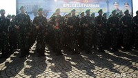 Personel TNI berbaris mengikuti apel pengamanan pelantikan presiden.