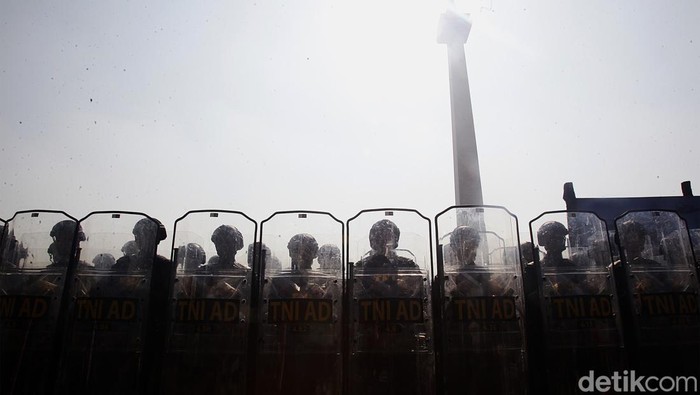 Panglima TNI Jenderal Agus Subiyanto dan Kapolri Jenderal Listyo Sigit Prabowo memimpin Apel Gelar Pasukan Pengamanan Pelantikan Presiden dan Wakil Presiden 2024-2029, di Monas, Jakarta, Jumat (18/10/2024). Pelantikan Presiden Prabowo dan Wakil Presiden Gibran akan dilakukan pada Minggu (20/10/2024).