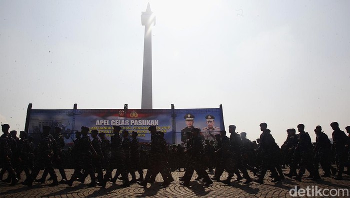 Panglima TNI Jenderal Agus Subiyanto dan Kapolri Jenderal Listyo Sigit Prabowo memimpin Apel Gelar Pasukan Pengamanan Pelantikan Presiden dan Wakil Presiden 2024-2029, di Monas, Jakarta, Jumat (18/10/2024). Pelantikan Presiden Prabowo dan Wakil Presiden Gibran akan dilakukan pada Minggu (20/10/2024).