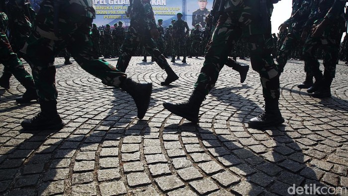 Panglima TNI Jenderal Agus Subiyanto dan Kapolri Jenderal Listyo Sigit Prabowo memimpin Apel Gelar Pasukan Pengamanan Pelantikan Presiden dan Wakil Presiden 2024-2029, di Monas, Jakarta, Jumat (18/10/2024). Pelantikan Presiden Prabowo dan Wakil Presiden Gibran akan dilakukan pada Minggu (20/10/2024).
