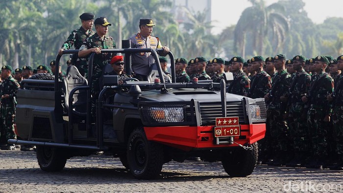 Panglima TNI Jenderal Agus Subiyanto dan Kapolri Jenderal Listyo Sigit Prabowo memimpin Apel Gelar Pasukan Pengamanan Pelantikan Presiden dan Wakil Presiden 2024-2029, di Monas, Jakarta, Jumat (18/10/2024). Pelantikan Presiden Prabowo dan Wakil Presiden Gibran akan dilakukan pada Minggu (20/10/2024).