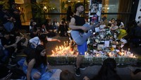 Para penggemar berkumpul di luar hotel tempat mantan penyanyi One Direction, Liam Payne, ditemukan tewas di Buenos Aires, Argentina, Kamis (17/10/2024).