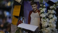 Menurut keterangan dari kepolisian Argentina, Liam meninggal setelah terjatuh dari lantai tiga sebuah hotel di Palermo, Buenos Aires.