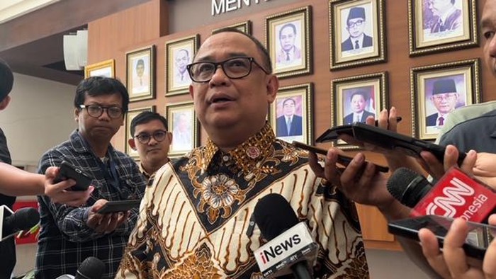 Koordinator Staf Khusus Presiden, Ari Dwipayana, di kantor Setneg, Jakarta, Jumat (18/10/2024).