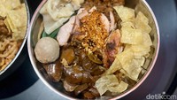 Ada menu Bakmi Hong Kong Full Service seharga Rp 43.000. Bakmi tersebut disajikan dengan jamur, pangsit goreng, bakso, pangsit rebus, ayam cincang, dan ayam panggang. Foto: detikcom/Riska Fitria