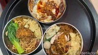 Bakmi Tiga Roda tersebut menawarkan bakmi gaya Hong Kong dengan berbagai varian. Ada yang diracik menggunakan chili oil hingga kondimen yang komplet. Foto: detikcom/Riska Fitria