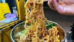 Jajan Bakmi Hong Kong Ayam Panggang  di Bajaj Kuning