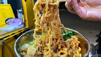 Mienya diracik dengan bumbu bawang putih yang gurih, tetapi dominan pedas karena jumlah chili oil-nya banyak. Rasa pedasnya sukses membuat keringat dan memberikan sensasi menyengat. Foto: detikcom/Riska Fitria