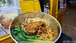 Jajan Bakmi Hong Kong Ayam Panggang  di Bajaj Kuning