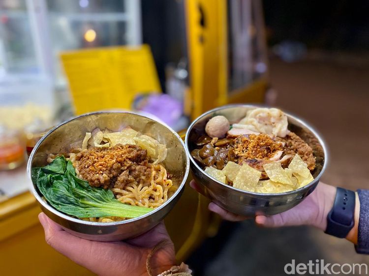 Jajan Bakmi Hong Kong Ayam Panggang  di Bajaj Kuning