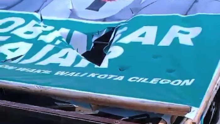Baliho pasangan cawalkot dan cawawalkot Cilegon dirusak.