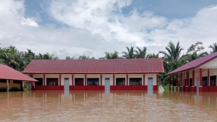 Bangunan sekolah di Aceh Singkil, Aceh yang masih terendam banjir. (dok. BPBA)