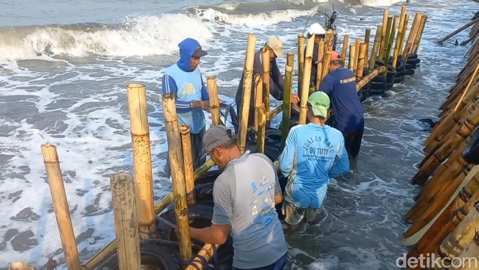 Pemecah ombak yang dibuat dari bambu dan ban bekas di Desa Blendung, Ulujami, Pemalang, Jumat (18/10/2024).