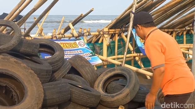 Pemecah ombak yang dibuat dari bambu dan ban bekas di Desa Blendung, Ulujami, Pemalang, Jumat (18/10/2024).