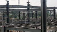 Kementerian Perhubungan bersama Pemerintah Provinsi DKI Jakarta dan PT Kereta Api Indonesia tengah mengembangkan Stasiun Tanah Abang guna meningkatkan pelayanan kepada penumpang. 